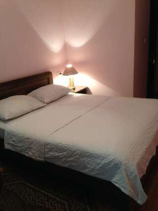 Отель NNN Tourist Кутаиси Стандартный двухместный номер с 2 отдельными кроватями-4