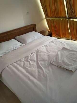 Отель NNN Tourist Кутаиси Стандартный двухместный номер с 2 отдельными кроватями-5