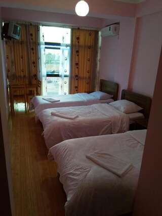 Отель NNN Tourist Кутаиси Стандартный двухместный номер с 2 отдельными кроватями-10