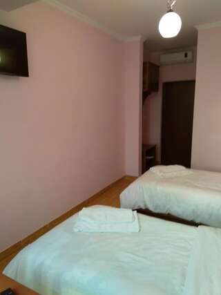 Отель NNN Tourist Кутаиси Стандартный двухместный номер с 2 отдельными кроватями-1